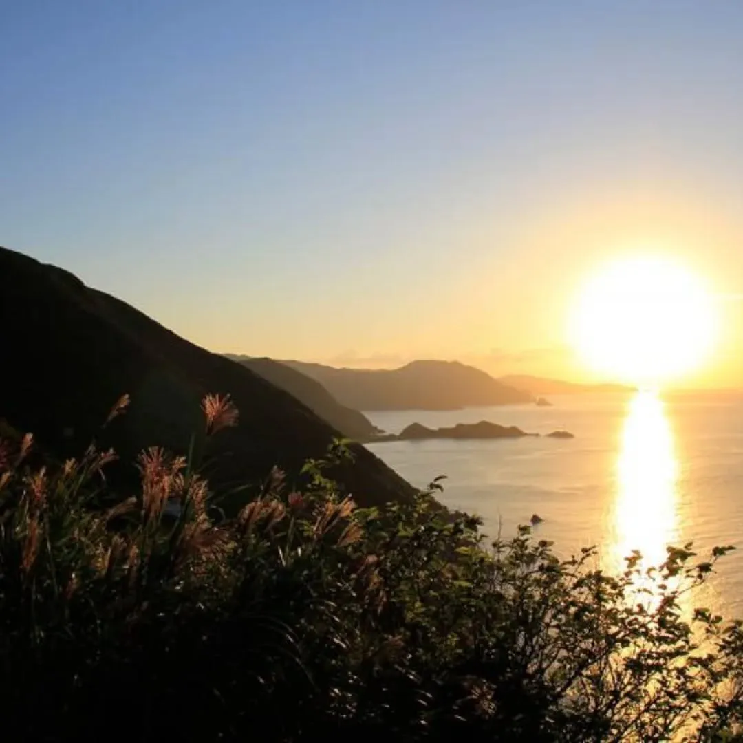空気が澄んで、海の青さが少し静かに見える季節。